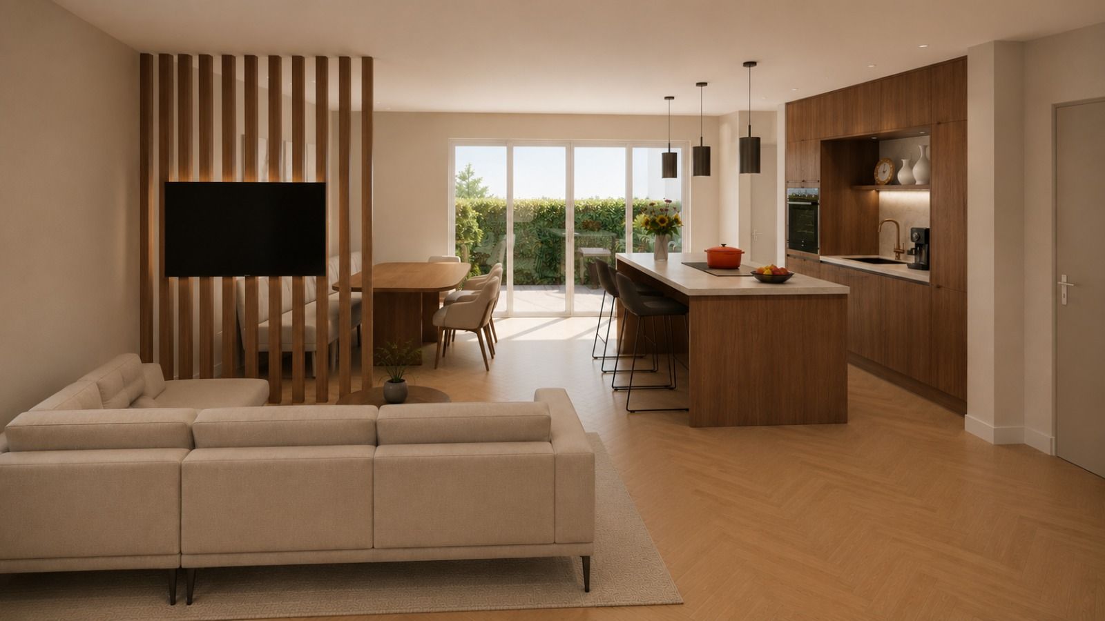 Ruime open leefruimte met een lichte hoekbank op een licht vloerkleed, links een houten lamellenwand met wandtelevisie en rechts een keukeneiland in notenhout met barkrukken; in het midden een eettafel bij openslaande tuindeuren met daglicht en groen.