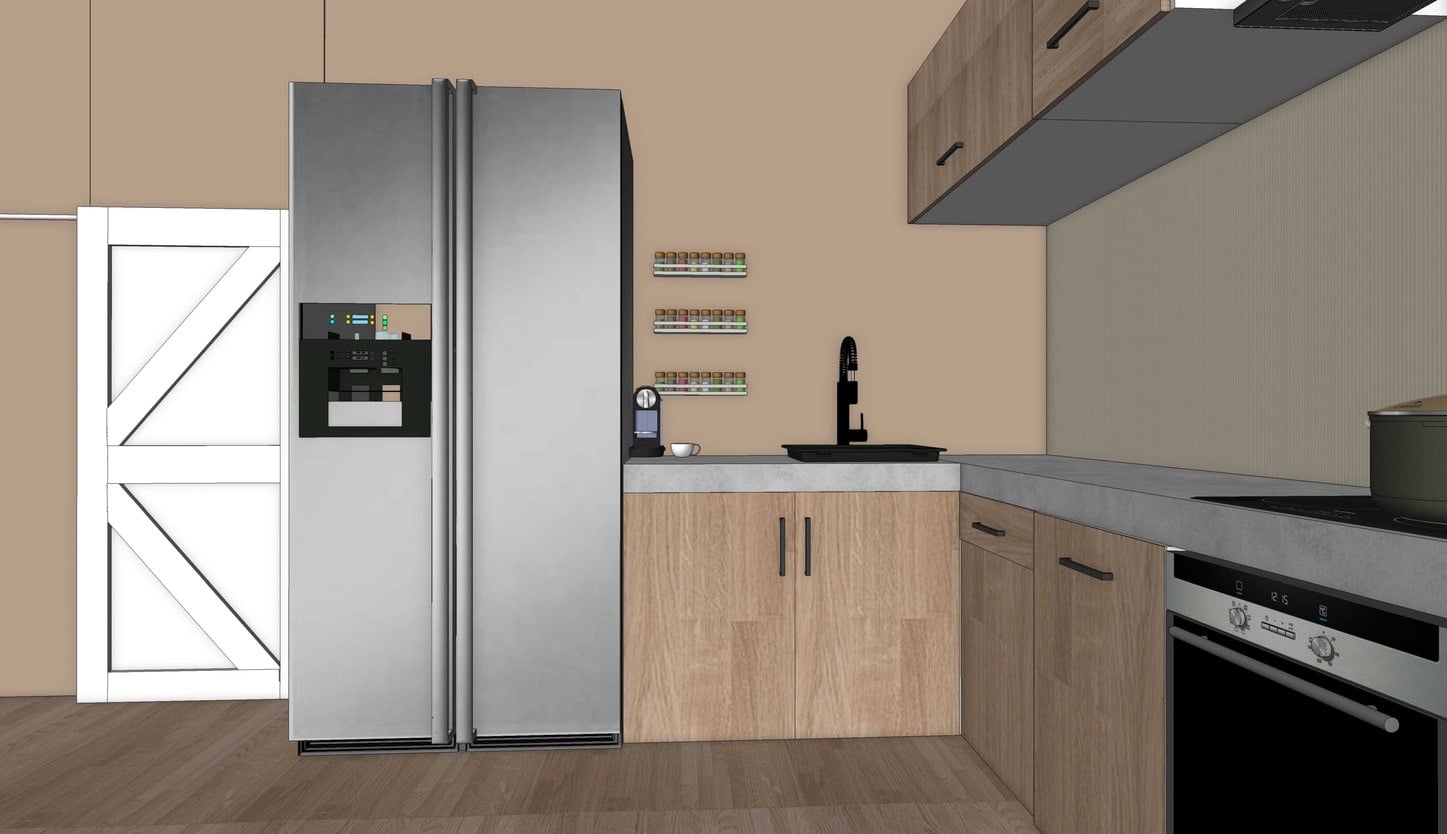 3D-render van een keukenhoek met houten onderkasten, een lichtgrijs betonlook werkblad, zwarte kraan en spoelbak, drie smalle kruidenrekjes aan de terracottakleurige wand, een grote grijze koelvriescombinatie en links een witte barndeur